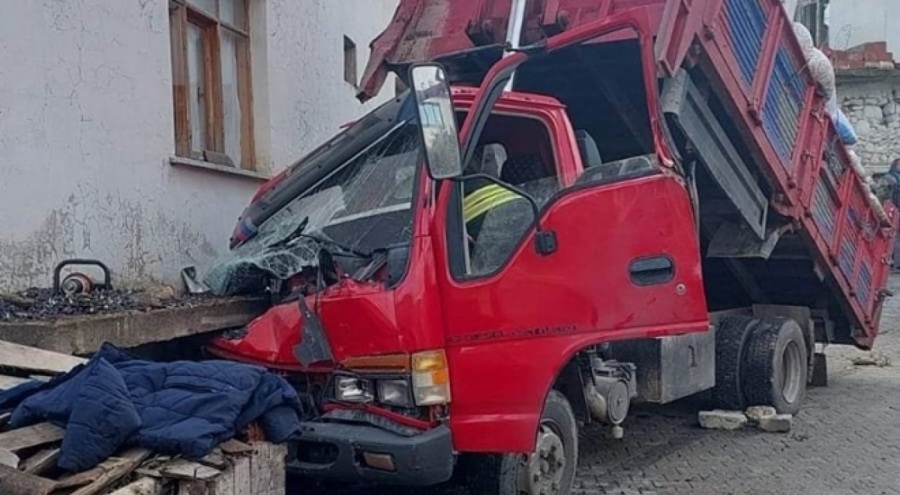 Kamyon eve çarptı: Bir ölü, iki yaralı