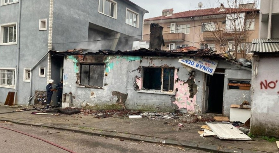 Alev alev yanan gecekondu kullanılamaz hale geldi!