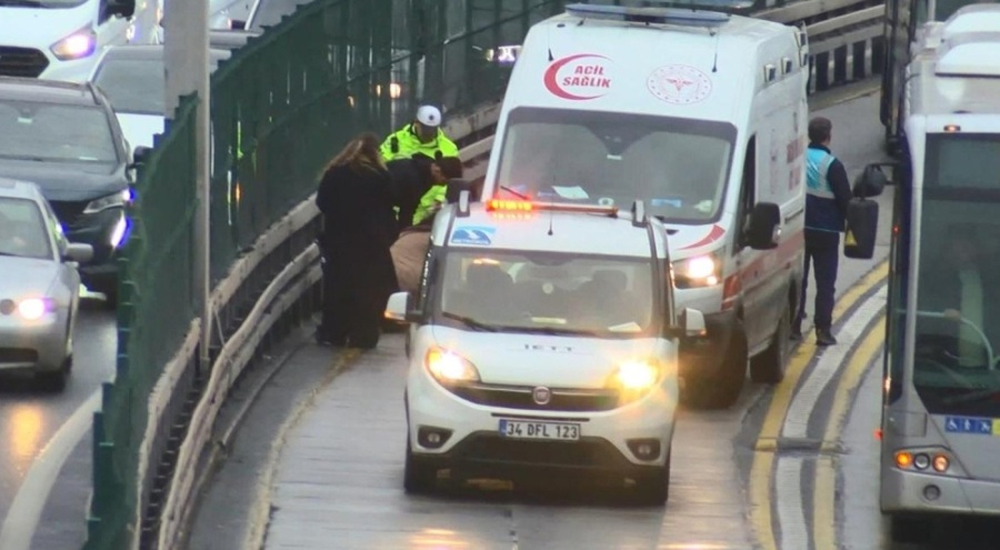 Fırlayan rögar kapağı metrobüsün kapısını kırdı! Yolcu yola savruldu