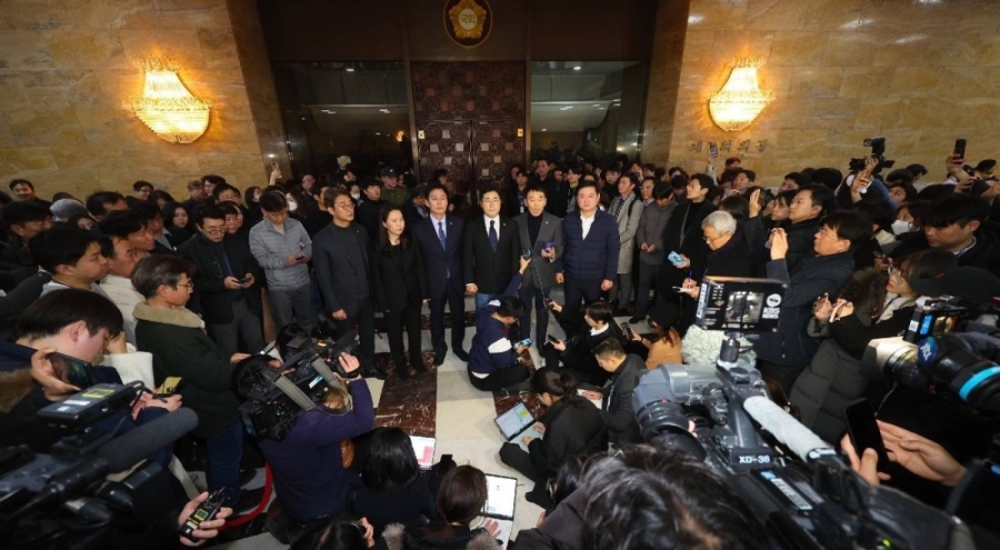 Güney Kore'de parlamento, sıkıyönetimin kaldırılmasını oylayarak kabul etti