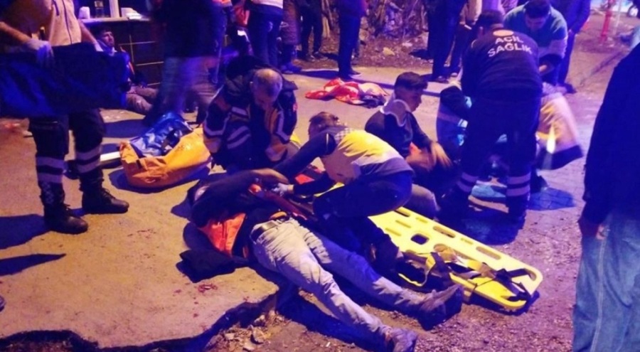 Motosikletle araç, park halindeki araçlara çarptı: Çok sayıda yaralı var