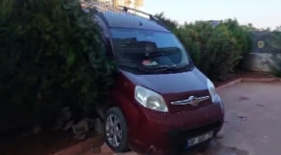 Kontrolden çıkan araç apartman bahçesine girdi!