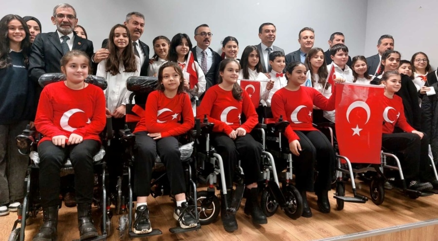 İnegöl'de öğrenciler ve aileleri, engelli bireyler için derneğe akülü tekerlekli sandalye bağışı yaptı