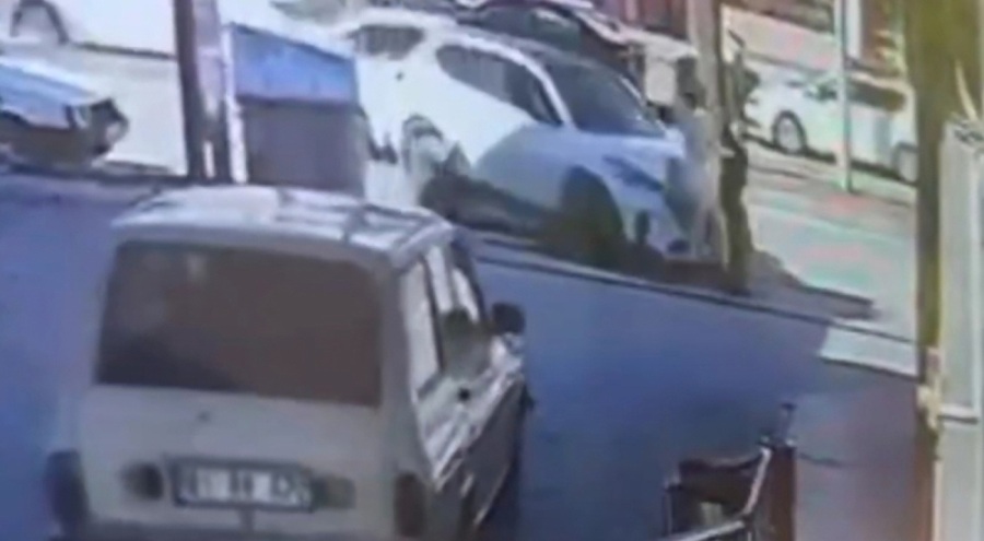 Kaldırımda yürüyen kadına otomobil çarptı