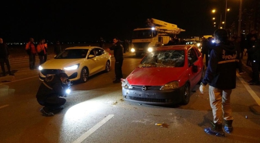 Bir motosiklet sürücüsü kazada öldü! Yakınları çarpan otomobili parke taşıyla paramparça etti