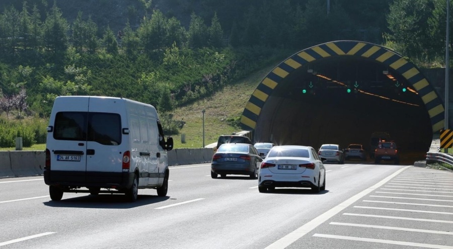 Bolu Dağı Tüneli çıkışında devrilen tır ulaşımı aksattı