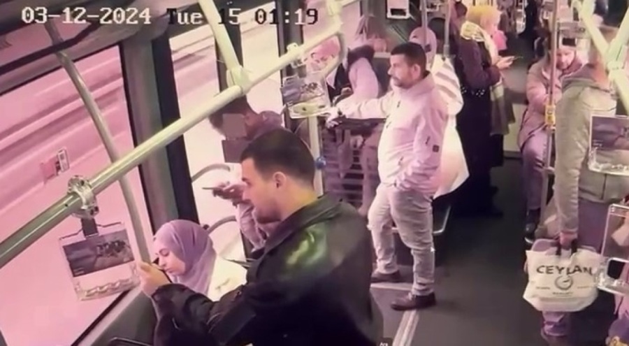 Metrobüs kapısı camının kırıldı! Yolcu düştü