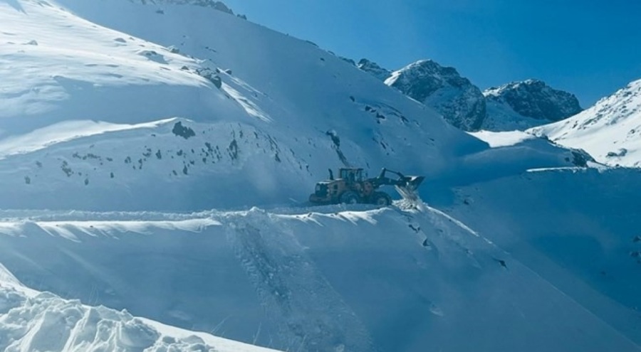 Hakkari'de karla mücadele çalışması