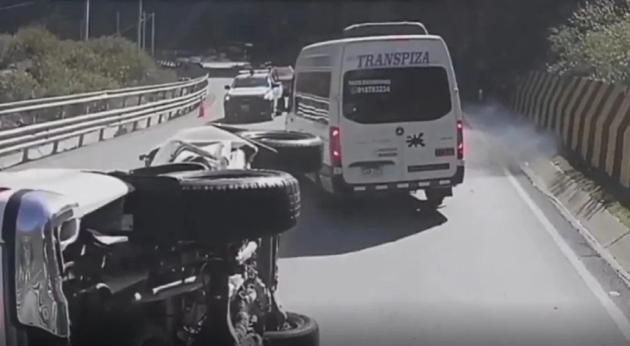 Peru'da dev kayanın aracın üzerine düştüğü anlar!