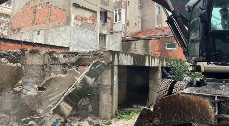 Gemlik Balıkpazarı'nda metruk bina temizliği