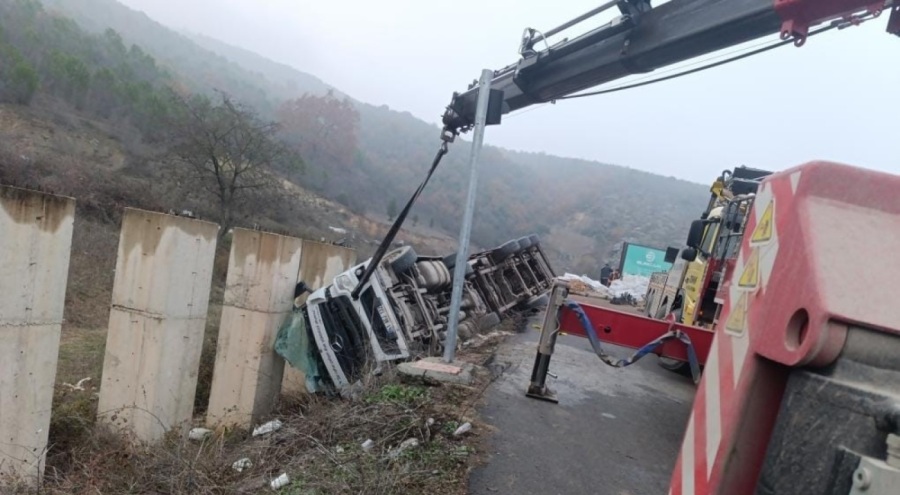 Bursa'da tır şarampole devrildi