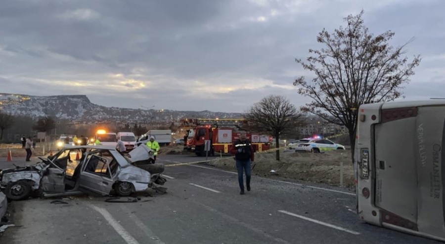 Öğrenci servisi otomobille çarpıştı! Ortalık savaş alanına döndü: 24 kişi yaralandı