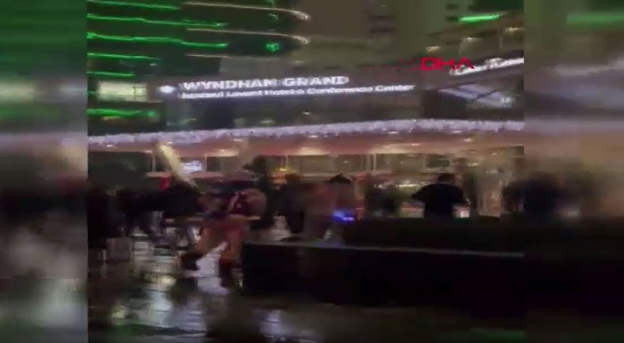 AVM'de korkutan yangın!