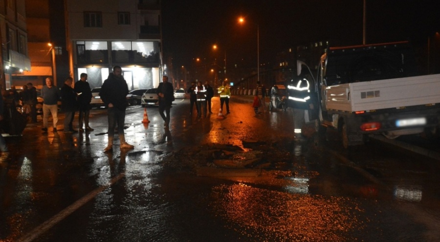 Şebeke suyu patlayınca asfalt yol yarıldı!