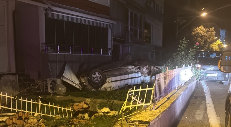 Gemlik'te kontrolden çıkan otomobil sitenin duvarı aşıp takla attı