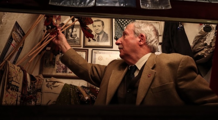 Bursa'da yaşayan Karagöz oynatıcısı Şinasi usta kadim sanatı yaşatıyor