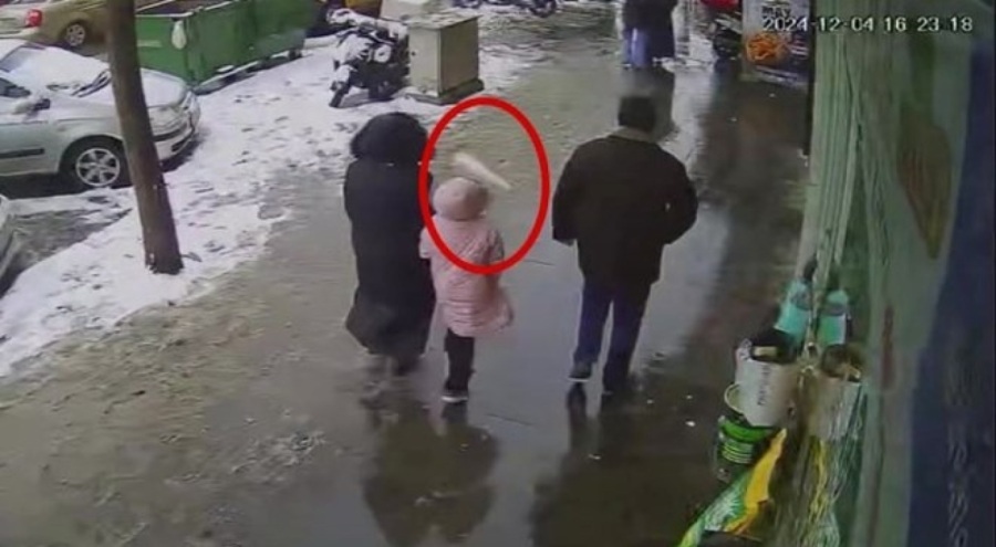 Faciadan dönüldü! Kombi bacasındaki buz sarkıtı 3 kişinin önüne düştü