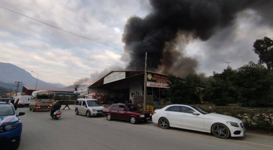 Mobilya deposu alev alev yandı!