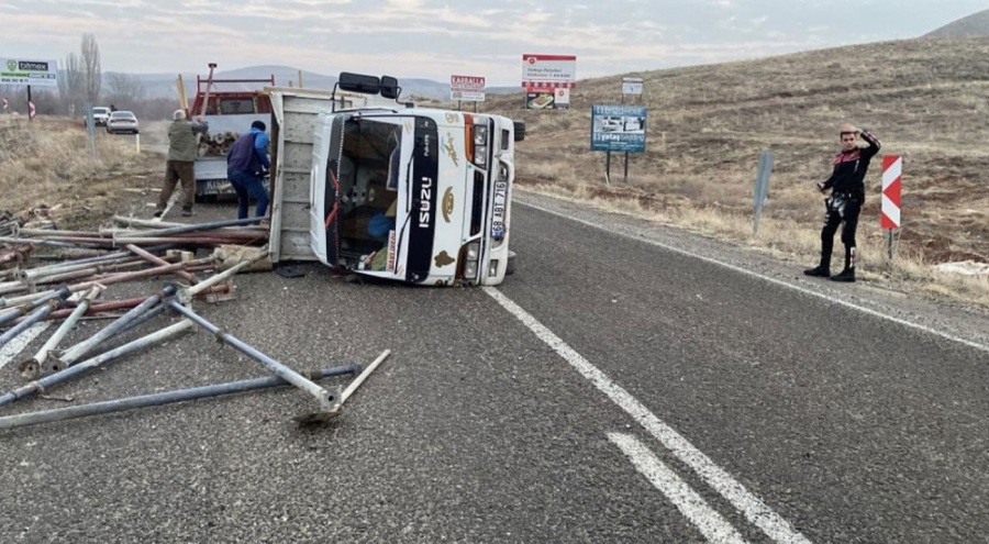 Devrilen kamyonetten burnu bile kanamadan çıktı!