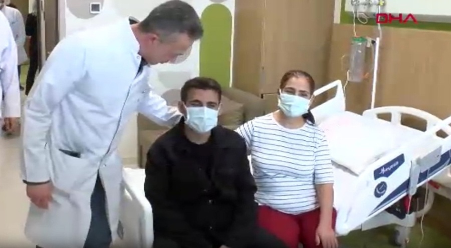 Annesinin böbreğiyle yaşama yeniden tutundu!