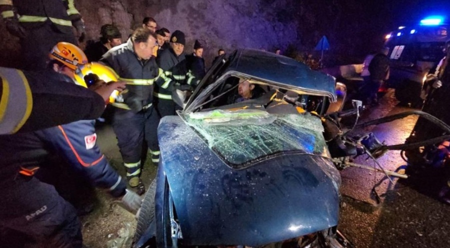 Köpeğe çarpmamak için şerit değiştiren otomobil kazaya neden oldu