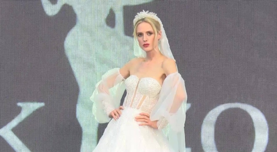 30 kilogram ağırlığındaki gelinlik 1 milyon dolara satışa çıkarıldı