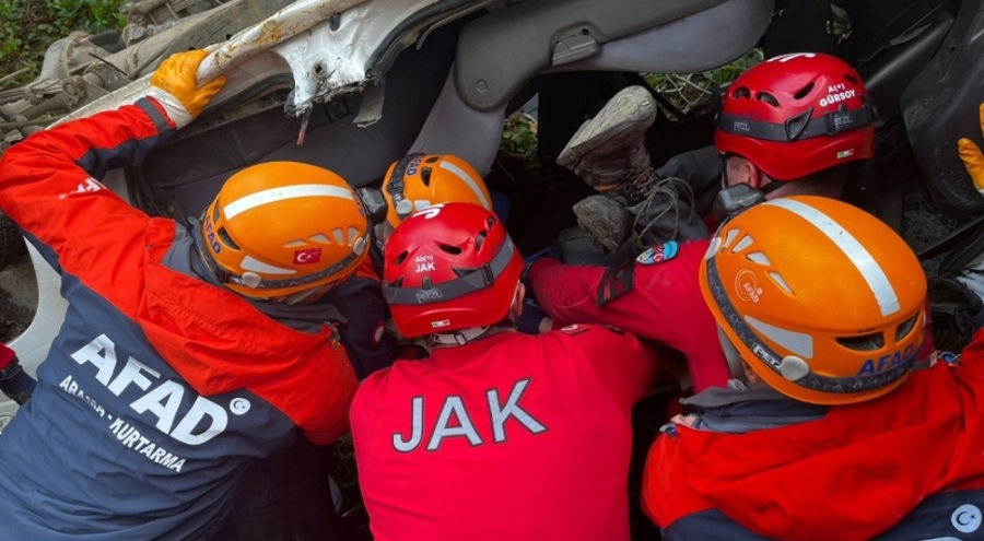 Şarampole yuvarlanan kamyonette korkunç ölüm!