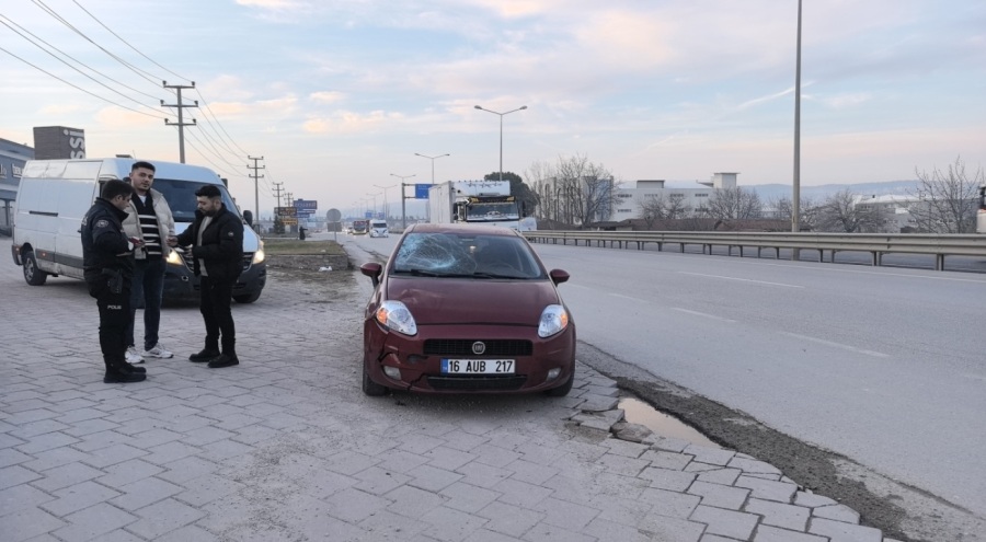 Bursa'da karşıya gelmek isteyen yaşlı adama otomobil çarptı
