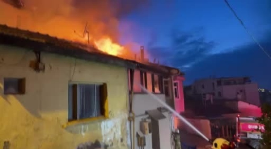 Bursa'da korkutan yangın! 3 ev kullanılamaz hale geldi