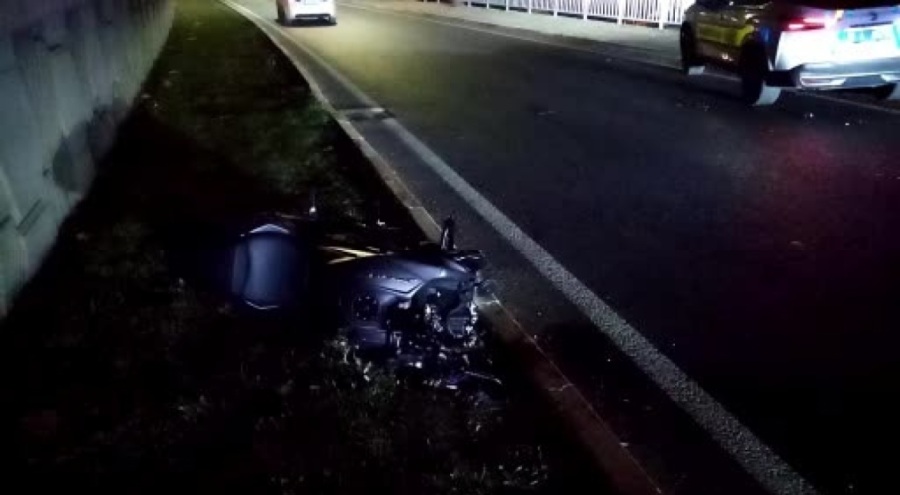 Bursa'da direğe çarpan motosiklet ikiye bölündü