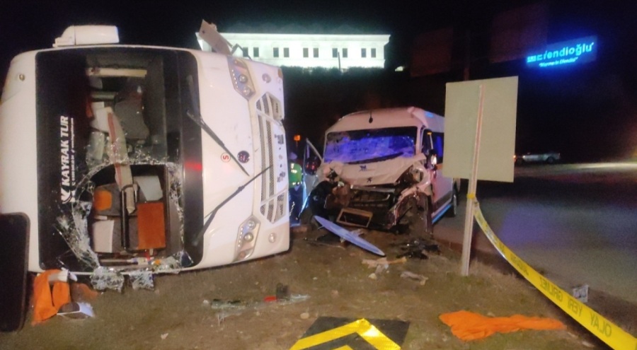 Bursa'da işçi servisleri çarpıştı! Yaralılar var...