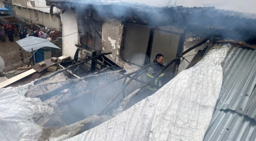 Çocuklarını alevden kapıyı kırarak kurtardı