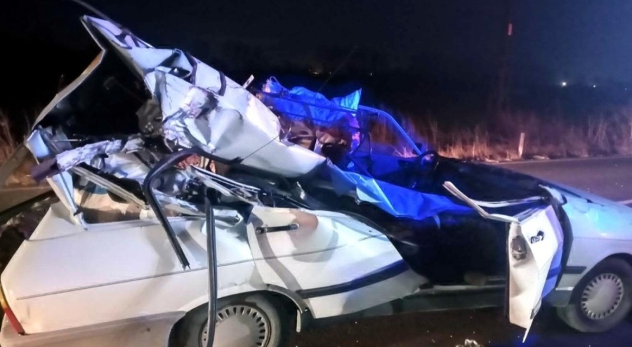 Tıra çarpan otomobilin sürücüsü adam yaralandı, karısı öldü