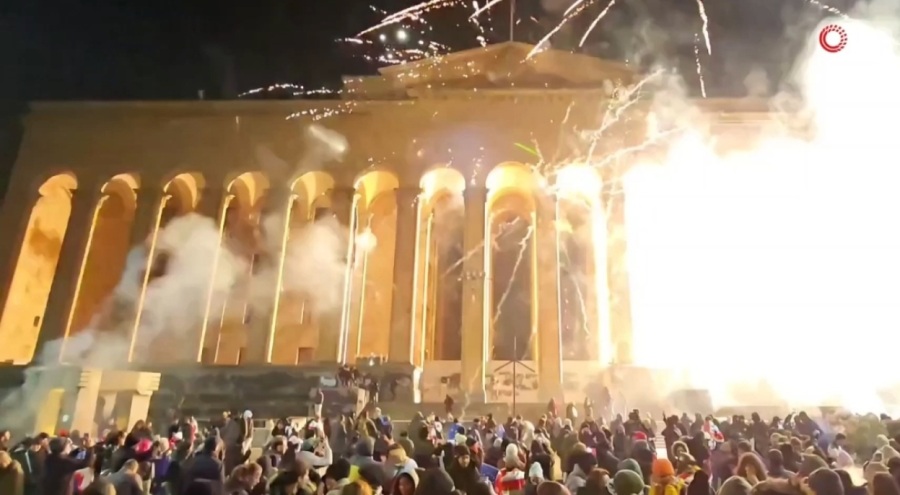 Gürcistan'da havai fişekli protesto sürüyor!