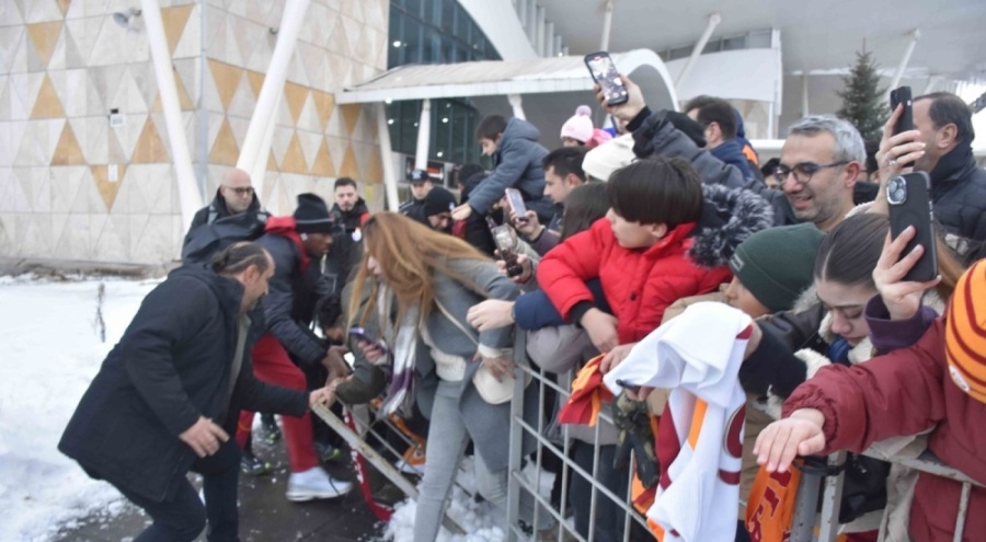 Taraftar az kalsın Osimhen'i sakatlıyordu!