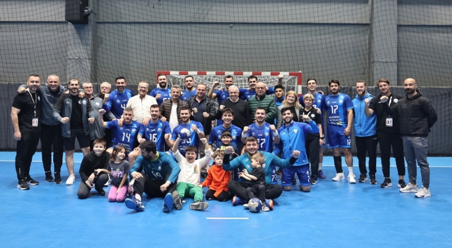 Nilüfer Belediyespor Erkek Hentbol Takımı İzmir Büyükşehir Belediyespor'u 41-29'luk skorla mağlup etti