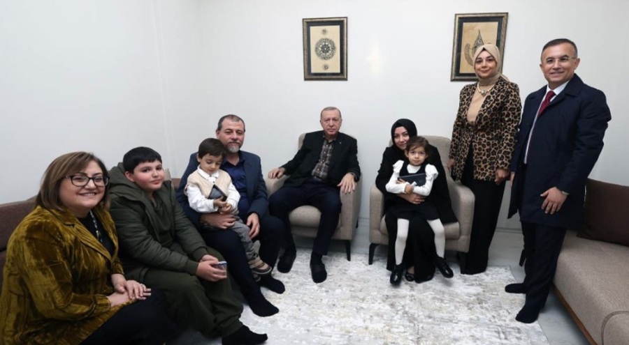 Cumhurbaşkanı Erdoğan, Gaziantep'te depremzede aileyi ziyaret etti
