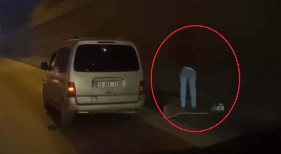 Bursa'da bir sürücü aracını sağa çekerek namaz kıldı