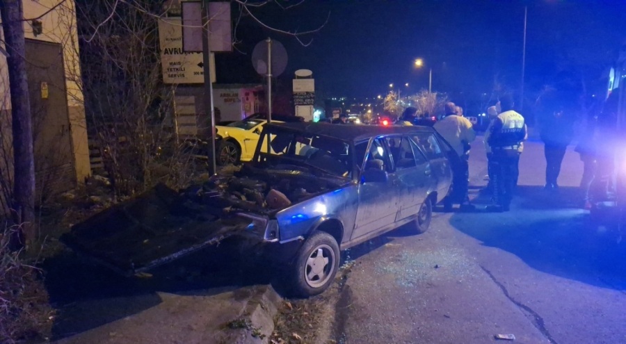 Bursa'da 2 araç kafa kafaya çarpıştı!