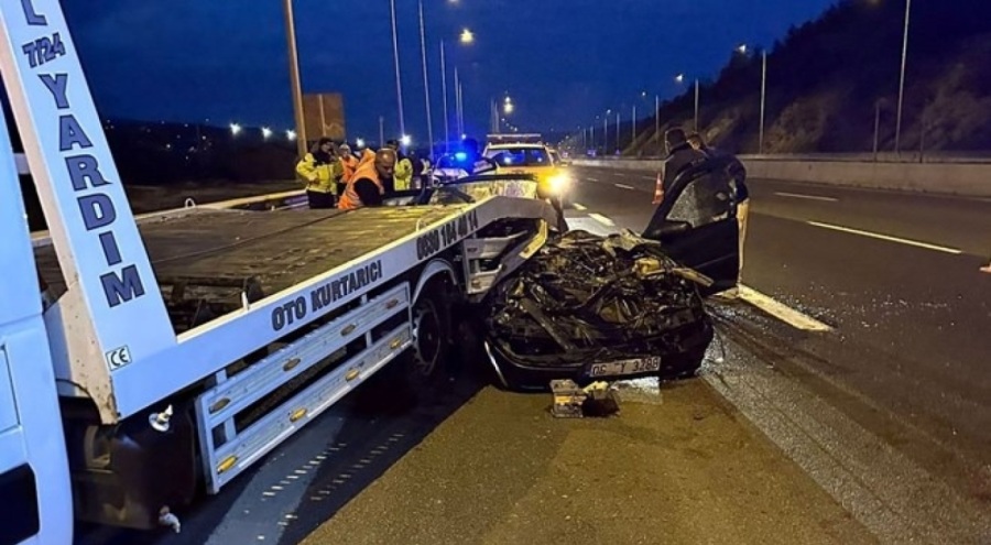 Anadolu Otoyolu'nda otomobil çekiciye çarptı! Ölüler ve yaralı var