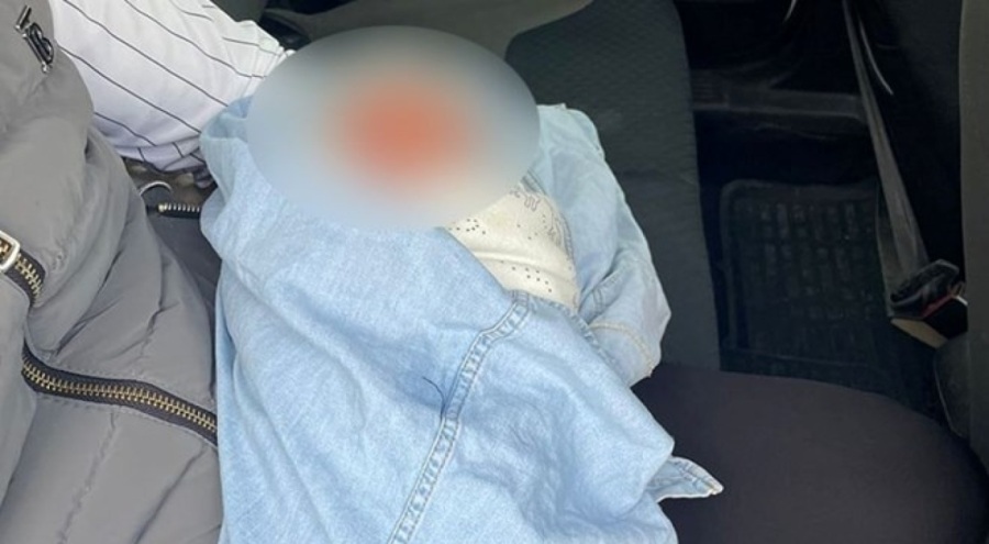 Yeni doğmuş bebeği çöpe bırakmışlar