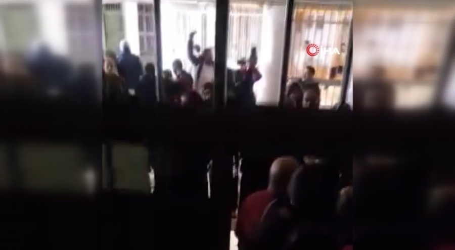 Muhaliflerin Şam'daki mahkumları serbest bıraktığı anlar kameralara böyle yansıdı!