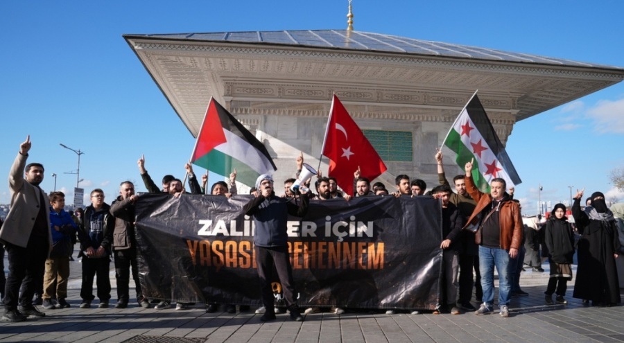 İstanbul'da Suriyeliler Baas rejiminin devrilmesini kutlamak için sokaklara döküldü