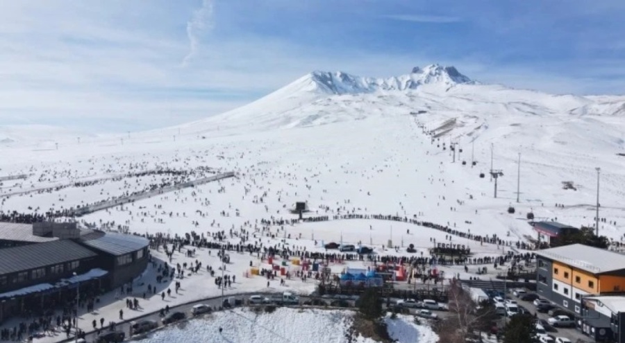 Erciyes'te hafta sonu ziyaretçi yoğunluğu