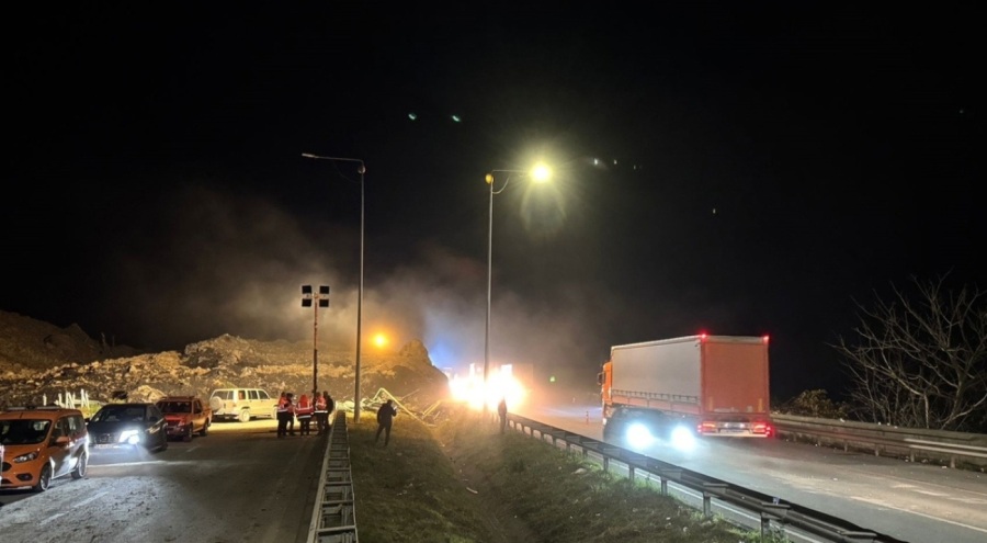 Heyelan sebebiyle kapanan Karadeniz Sahil Yolu tek yönlü trafiğe açıldı