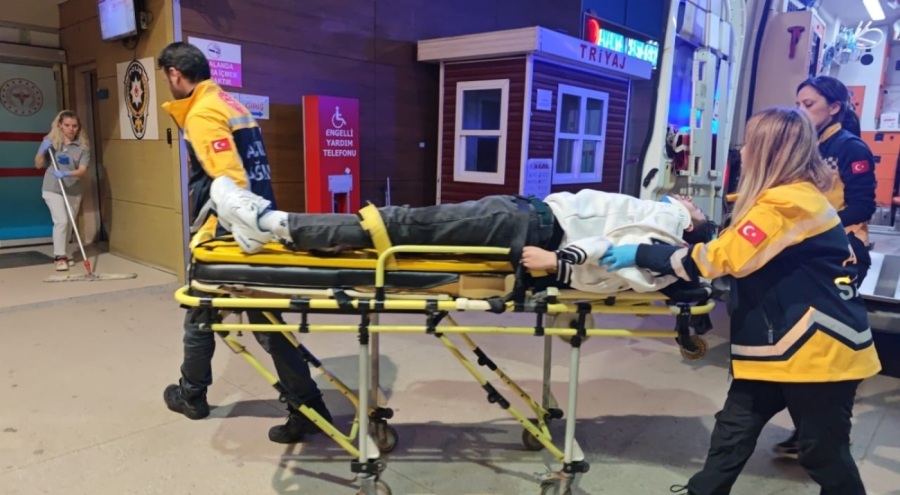 Bursa'da park halindeki otomobile çarpan motosikletli yaralandı