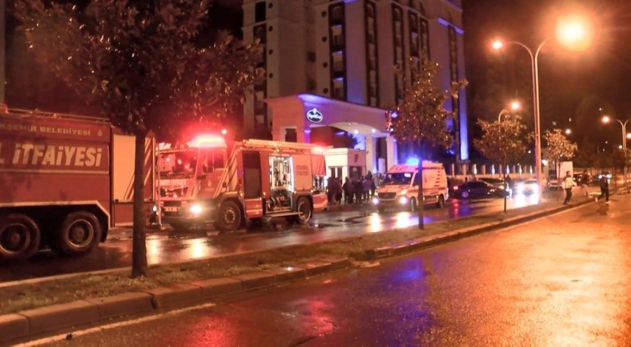 Kapalı otoparktaki elektrikli araç yandı, bina tahliye edildi