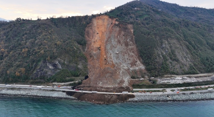 Kapanan Karadeniz Sahil Yolu'nda heyelan kaldırma çalışmaları devam ediyor