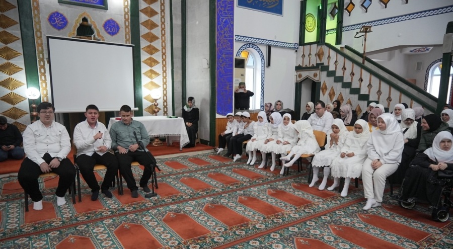 Bursa'da görme engelli öğrenciler Braille alfabesiyle Kur'an-ı Kerim okudu