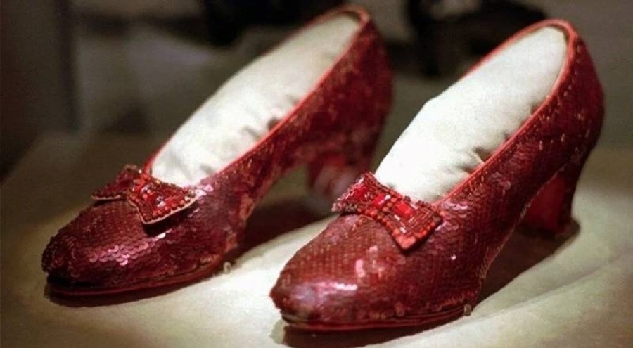 Oz Büyücüsü filmindeki kırmızı ayakkabılar rekor fiyata satıldı